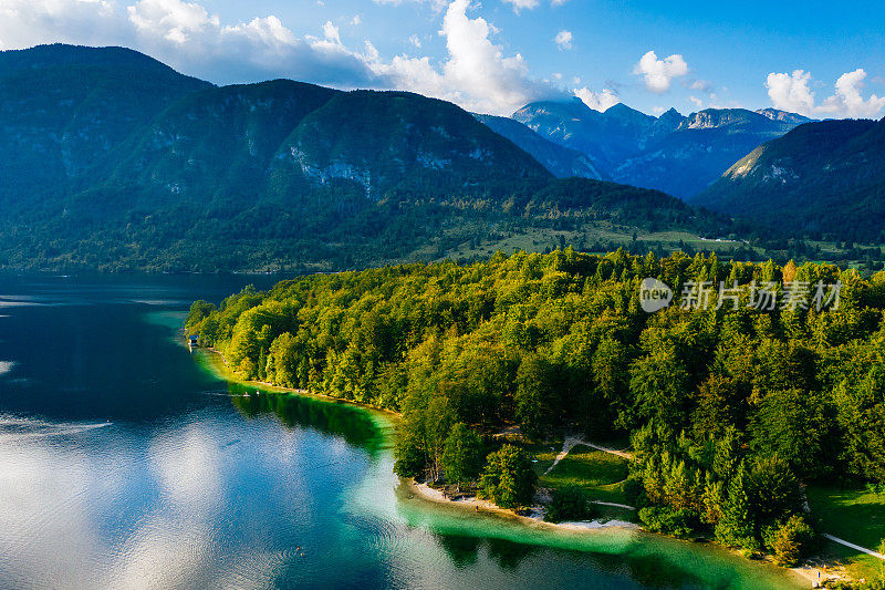 鸟瞰图的湖Bohinj (bohinsko jezero)日落，斯洛文尼亚